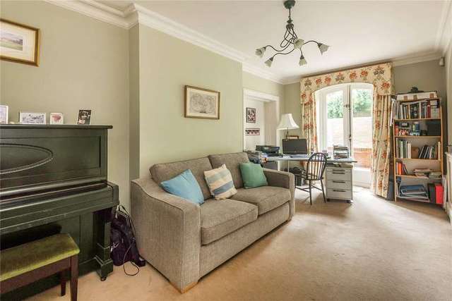  Image of 3 Bedroom Flat for sale at Wolfs Row Oxted Limpsfield, RH8 0QL