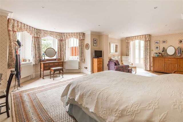  Image of 3 Bedroom Flat for sale at Wolfs Row Oxted Limpsfield, RH8 0QL