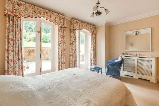  Image of 3 Bedroom Flat for sale at Wolfs Row Oxted Limpsfield, RH8 0QL