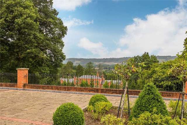  Image of 3 Bedroom Flat for sale at Wolfs Row Oxted Limpsfield, RH8 0QL