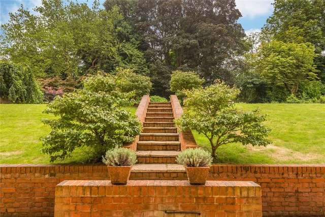  Image of 3 Bedroom Flat for sale at Wolfs Row Oxted Limpsfield, RH8 0QL