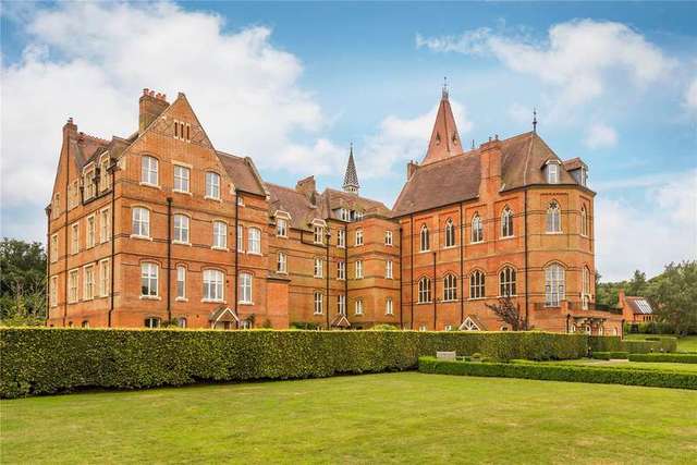  Image of 3 Bedroom Flat for sale at Wolfs Row Oxted Limpsfield, RH8 0QL