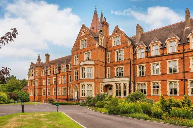  Image of 3 Bedroom Flat for sale at Wolfs Row Oxted Limpsfield, RH8 0QL