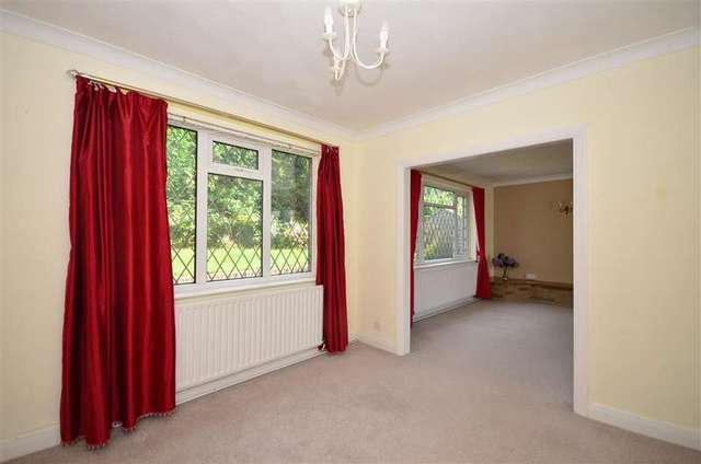  Image of 3 Bedroom Bungalow for sale at Gravesend Kent Gravesend, DA12 1PA