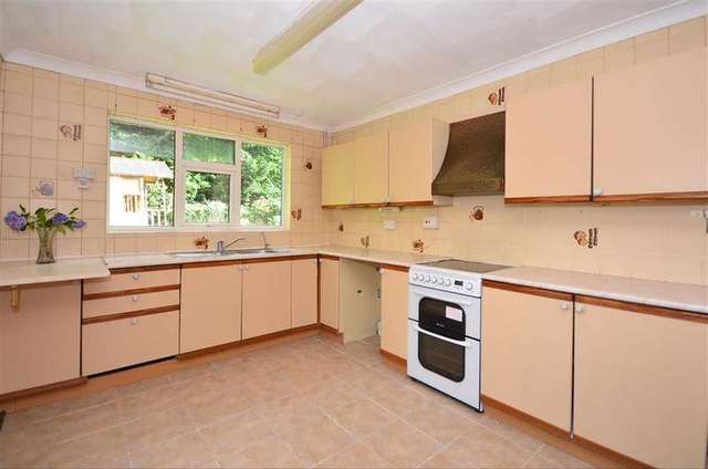  Image of 3 Bedroom Bungalow for sale at Gravesend Kent Gravesend, DA12 1PA