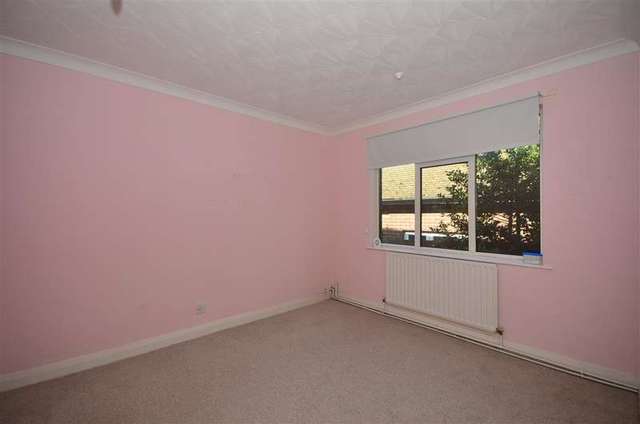  Image of 3 Bedroom Bungalow for sale at Gravesend Kent Gravesend, DA12 1PA
