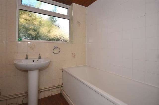  Image of 3 Bedroom Bungalow for sale at Gravesend Kent Gravesend, DA12 1PA