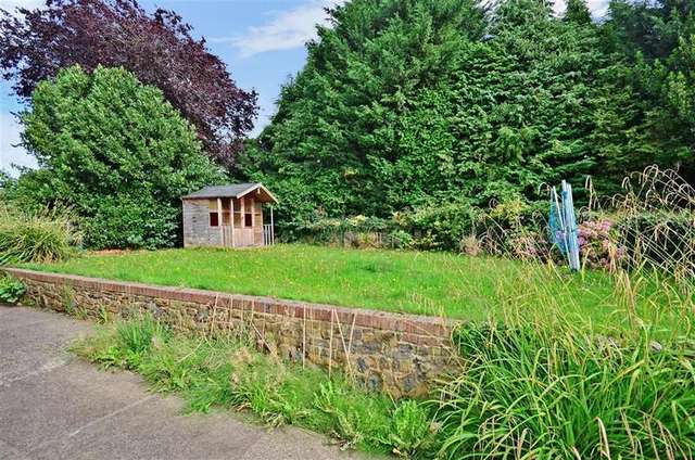  Image of 3 Bedroom Bungalow for sale at Gravesend Kent Gravesend, DA12 1PA