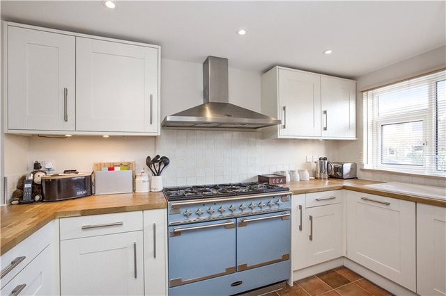  Image of 4 Bedroom Detached to rent at Maidenhead Berkshire Holyport, SL6 2YT
