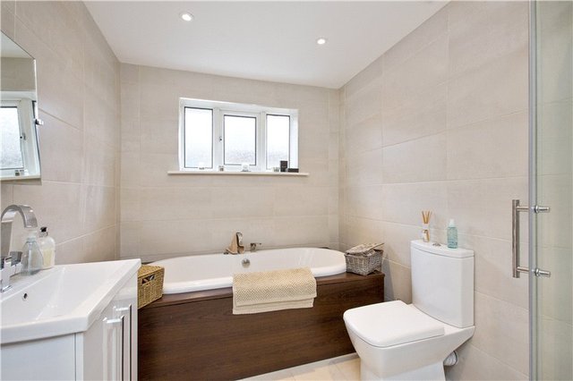  Image of 4 Bedroom Detached to rent at Maidenhead Berkshire Holyport, SL6 2YT