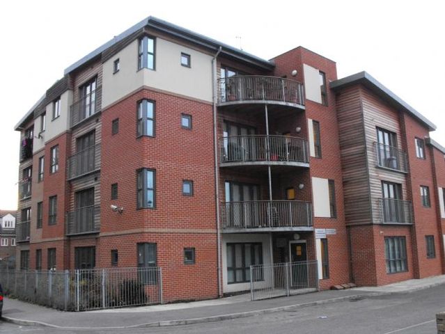  Image of 2 Bedroom Flat to rent at Stephenson Road  London, E17 7LE