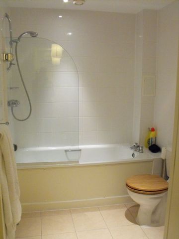  Image of 2 Bedroom Flat to rent at Stephenson Road  London, E17 7LE