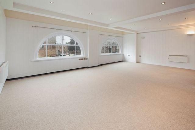  Image of 2 Bedroom Flat to rent at Corporation Street  Taunton, TA1 4AW