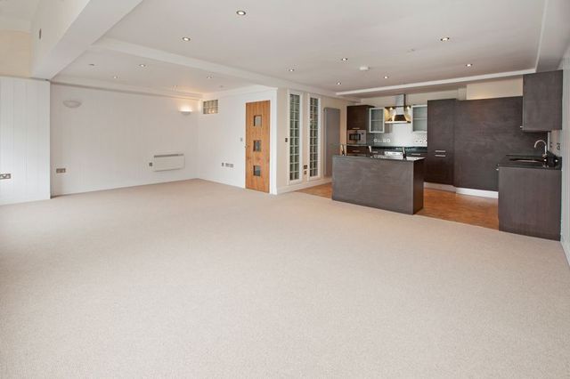  Image of 2 Bedroom Flat to rent at Corporation Street  Taunton, TA1 4AW