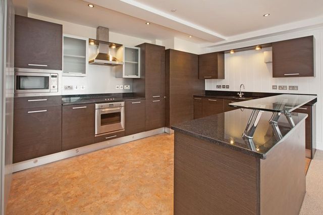  Image of 2 Bedroom Flat to rent at Corporation Street  Taunton, TA1 4AW