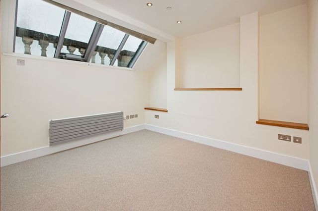  Image of 2 Bedroom Flat to rent at Corporation Street  Taunton, TA1 4AW