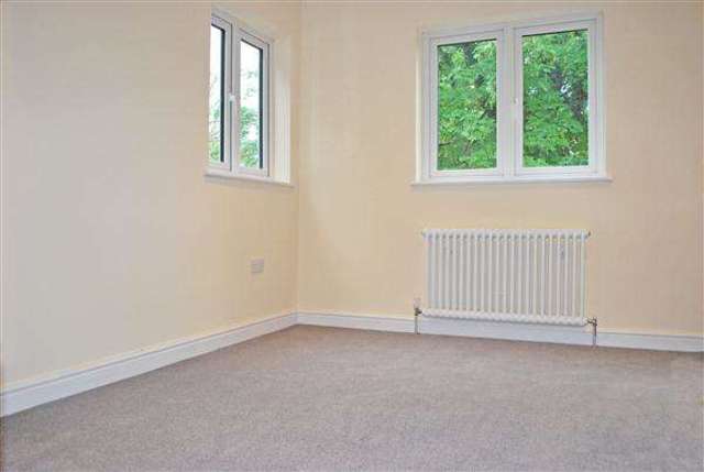  Image of 1 Bedroom Apartment to rent at Buckhurst Hill, IG9 5TQ