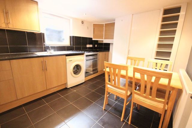  Image of 2 Bedroom Terraced to rent at Kelsall Place Hyde Park Leeds, LS6 1RA