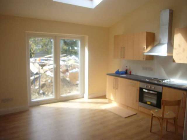  Image of 1 Bedroom Flat to rent at Newburgh Road  London, W3 6DQ