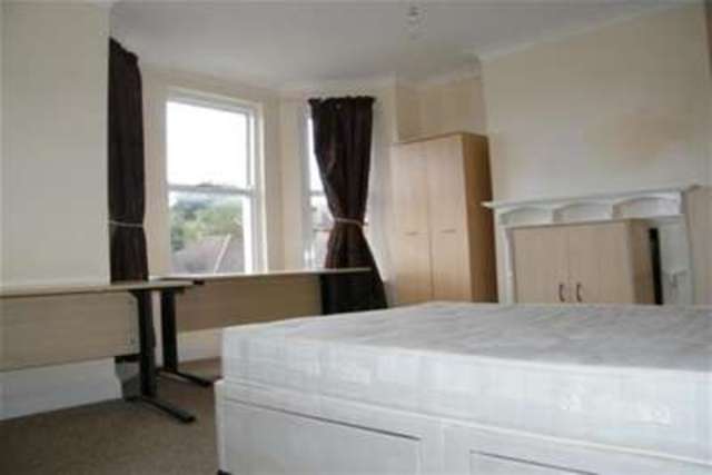  Image of 4 Bedroom Detached to rent at Southampton, SO17 1PP