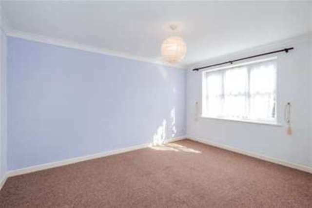  Image of 2 Bedroom Flat to rent at Gosport, PO12 3EY