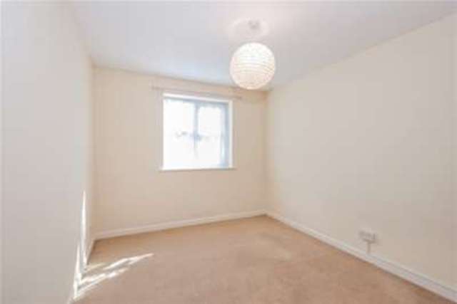  Image of 2 Bedroom Flat to rent at Gosport, PO12 3EY