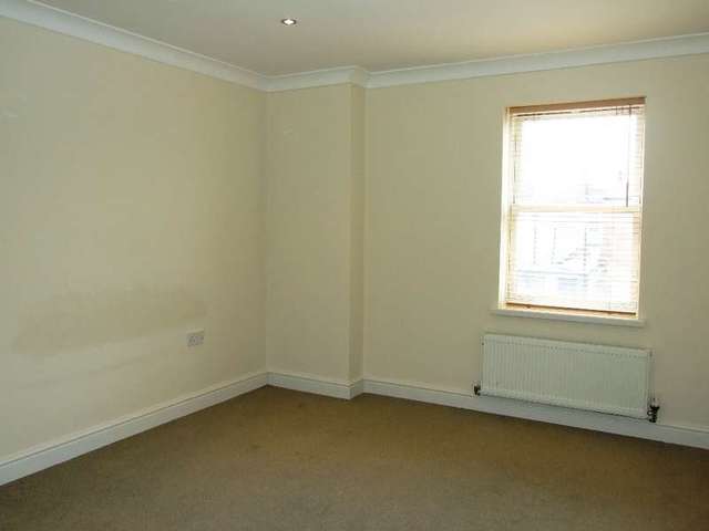  Image of 1 Bedroom Flat to rent at Southampton, SO15 2EF