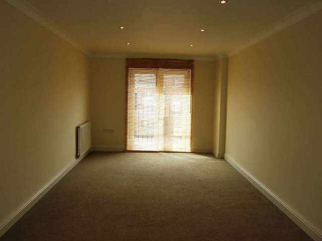  Image of 1 Bedroom Flat to rent at Southampton, SO15 2EF