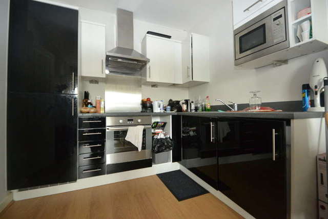  Image of 1 Bedroom Flat to rent at Surbiton Surrey, KT6 6HJ