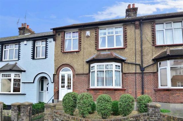 3 Bedroom Detached House For Sale In Watling Street 3 Bedroom Detached House For Sale In Watling Street