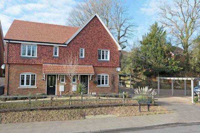 Oakrise Gardens Uckfield 3 Bedroom Semi Detached For Sale Tn22