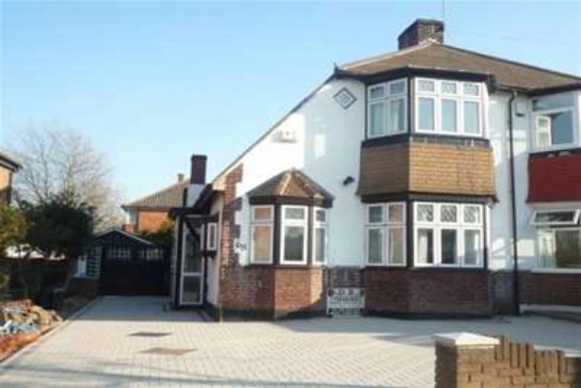 Blackthorne Drive Chingford Hatch 3 bedroom Detached to rent E4