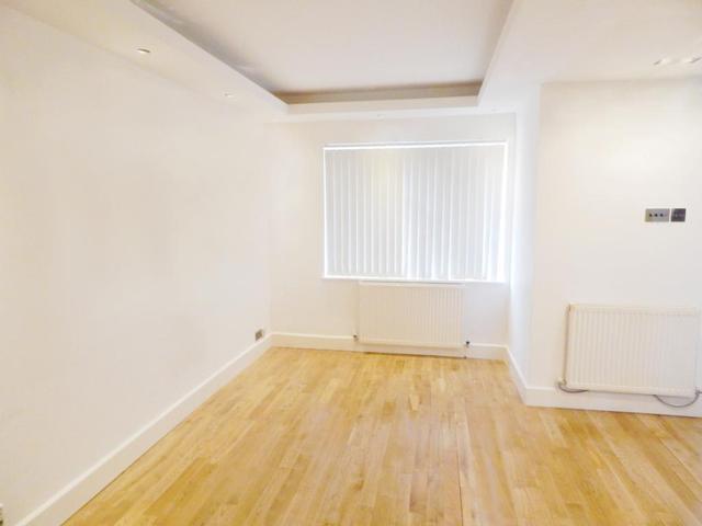  Image of 3 Bedroom Flat to rent at Delme Crescent, Kidbrook, SE3