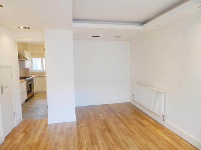  Image of 3 Bedroom Flat to rent at Delme Crescent, Kidbrook, SE3