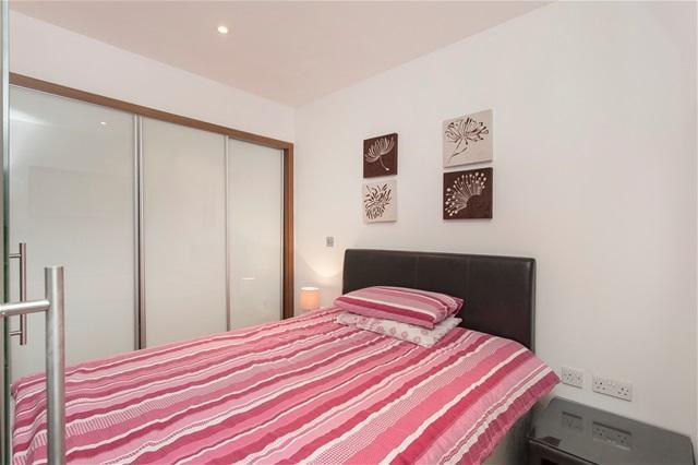  Image of 1 Bedroom Flat to rent at Panoramic Tower, Canary Wharf, E14