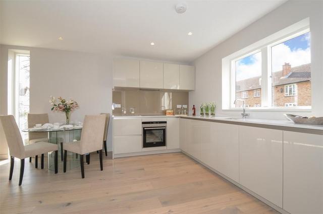  Image of 2 Bedroom Flat to rent at Lansdowne Way, Vauxhall, SW8