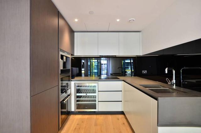  Image of 2 Bedroom Flat to rent at Middlesex Street, Whitechapel, E1
