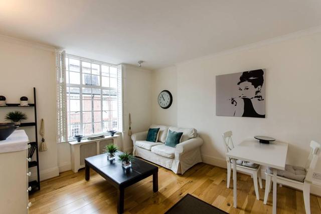  Image of Studio to rent at Queen