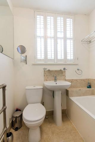  Image of Studio to rent at Queen