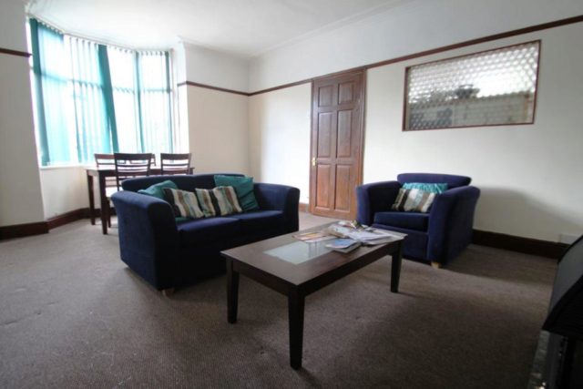  Image of 4 Bedroom Property to rent at Huge 4 bed, School Rd.