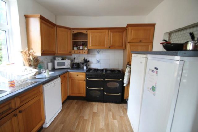  Image of 4 Bedroom Property to rent at Huge 4 bed, School Rd.