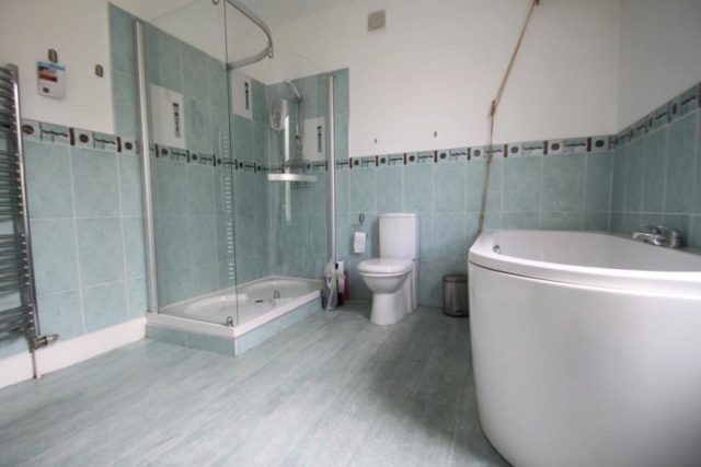  Image of 4 Bedroom Property to rent at Huge 4 bed, School Rd.