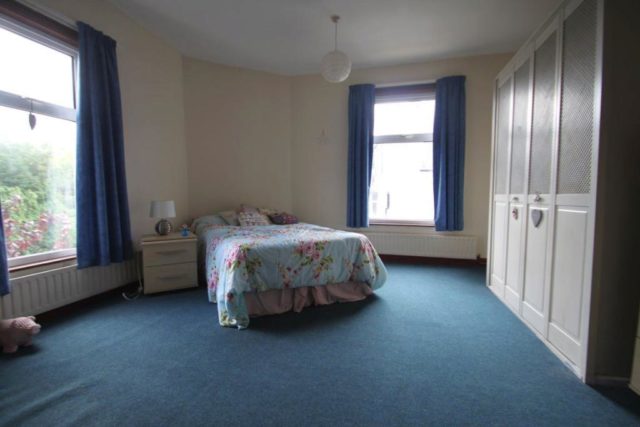  Image of 4 Bedroom Property to rent at Huge 4 bed, School Rd.