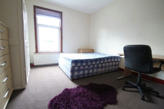  Image of 4 Bedroom Property to rent at Huge 4 bed, School Rd.