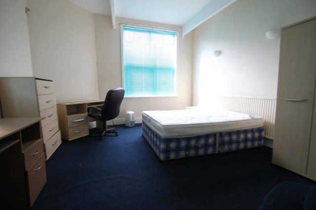  Image of 4 Bedroom Property to rent at Huge 4 bed, School Rd.