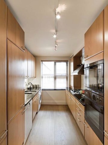  Image of 2 Bedroom Flat to rent at Brick Street, Mayfair, W1J