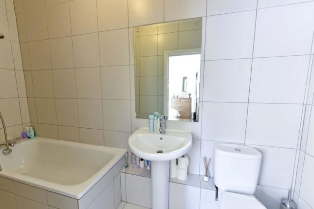  Image of 1 Bedroom Flat to rent at Commercial Road, Limehouse, E14