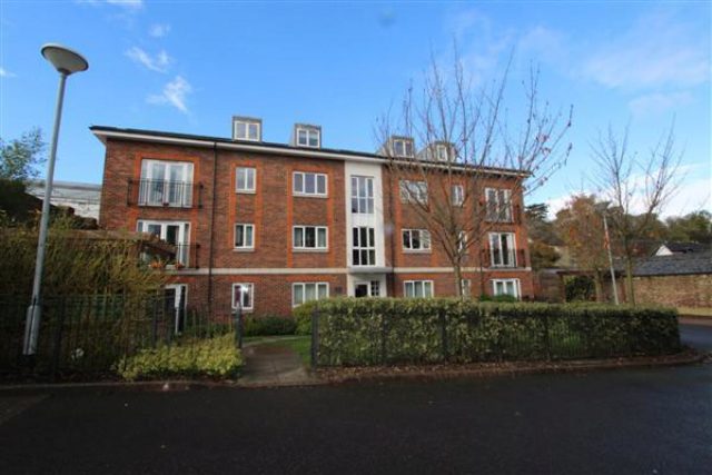  Image of 2 Bedroom Flat to rent at Bakers Court, 95 Brighton Road, Redhill