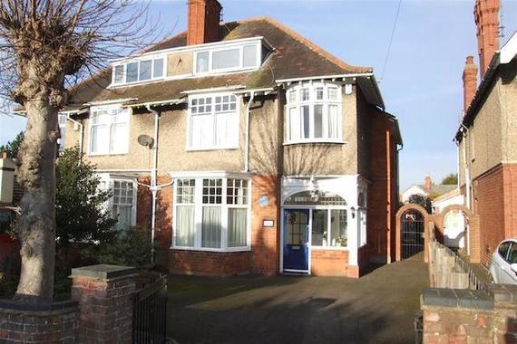5 Bedroom Semi-Detac...