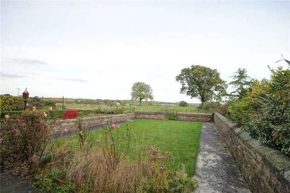 2 Bedroom End of Ter...